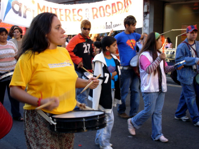 La batucada le dio ritmo a la marcha