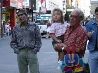 Abuelo, qui&eacute;nes son las mujeres que cantan?